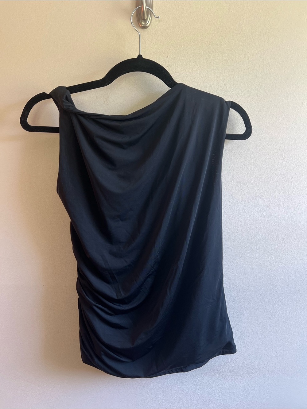 Abercrombie & Fitch
Skimming Draped Twist Top in Black - Size M - Picture 4 of 5